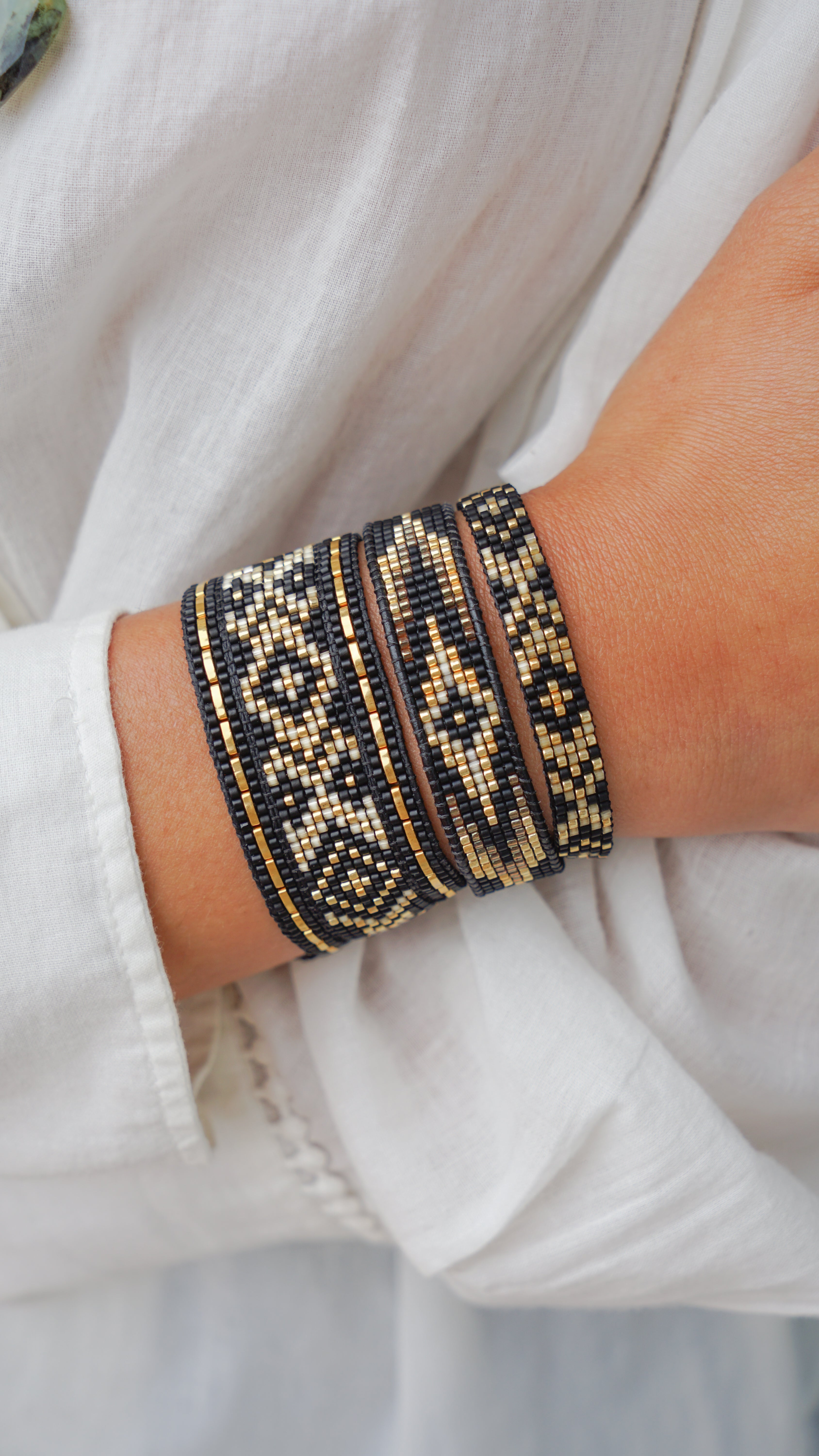 Black and Gold Diamond-Patterned Beaded Bracelet