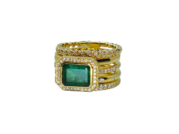 18k Ring with an Emerald and Diamonds