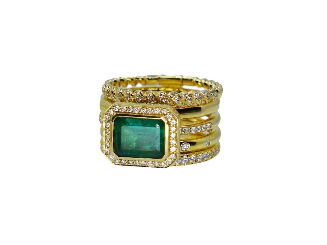 18k Ring with an Emerald and Diamonds