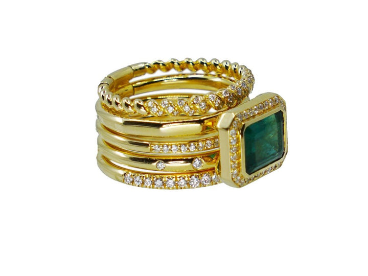 18k Ring with an Emerald and Diamonds