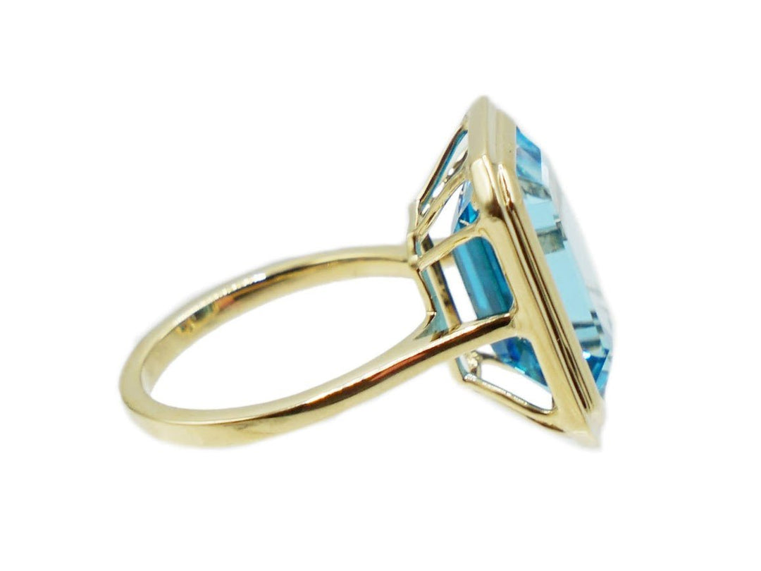 18k Blue Topaz Ring