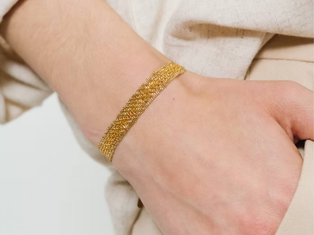 Narrow Gold Woven Chain Bracelet with Lighter Stripe